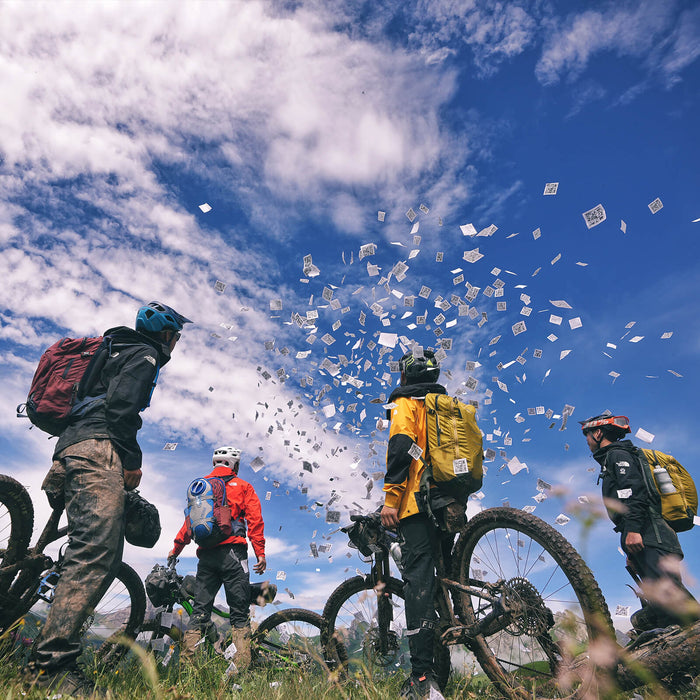 Eine Gruppe von Radfahrern in ROCKBROS-Kleidung genießt eine Fahrradtour