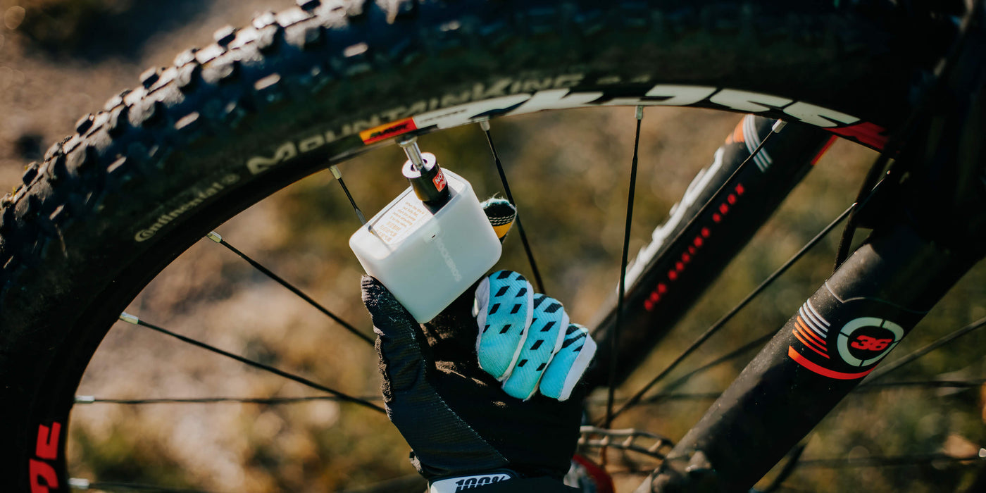 Person verwendet die kompakte ROCKBROS AS1 Mini Elektrische Luftpumpe zum Aufpumpen eines Fahrradreifens.