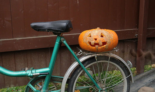 Halloween und der Winter stehen vor der Tür: So dekorieren Sie Ihr Fahrrad in der festlichen Zeit!