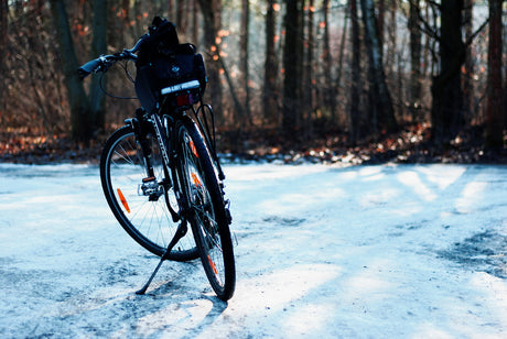 Radfahren im Schnee an einem Wintertag