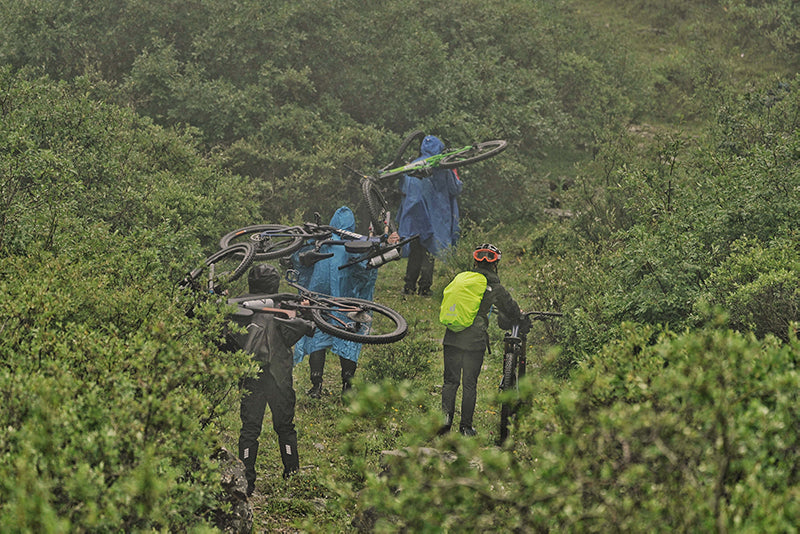 Trocken durch jede Regenpause: Der ultimative Guide für wasserdichte Fahrradausrüstung