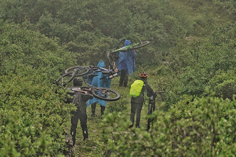 Trocken durch jede Regenpause: Der ultimative Guide für wasserdichte Fahrradausrüstung