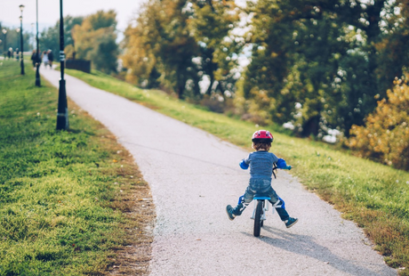 Es ist Frühling und die Kinder reiten