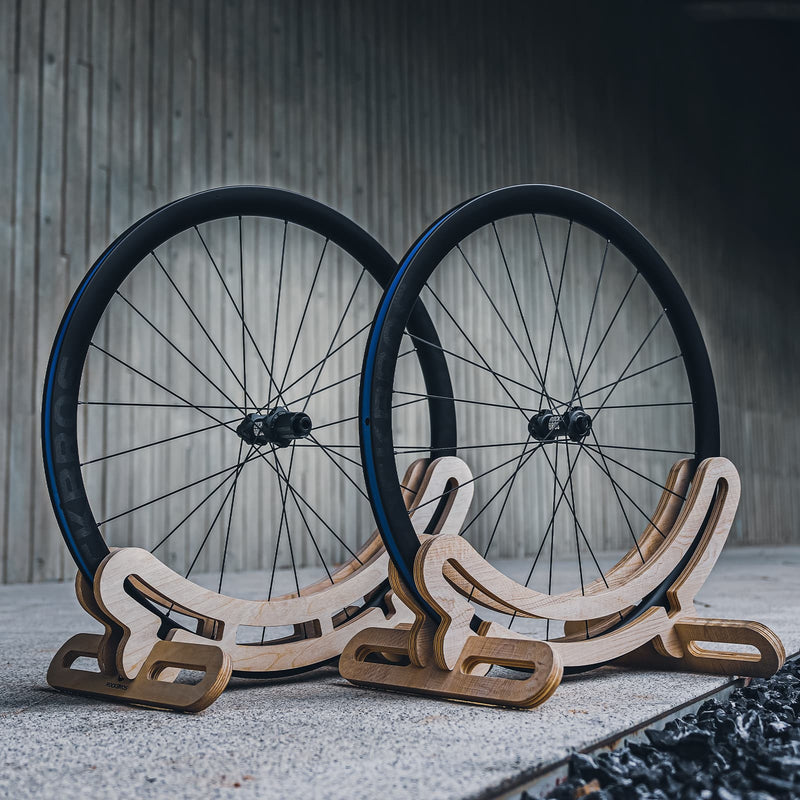 Laden Sie das Bild in Galerie -Viewer, ROCKBROS 700C Carbon Laufradsatz 38mm scheibenbremse Stechachse Laufrad Set für Rennrad
