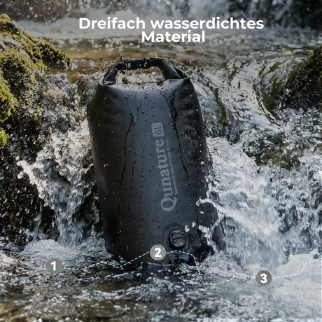 wasserdichte tasche im einsatz im wasser, zeigt ihre zuverlaessigkeit bei regen und nassheit